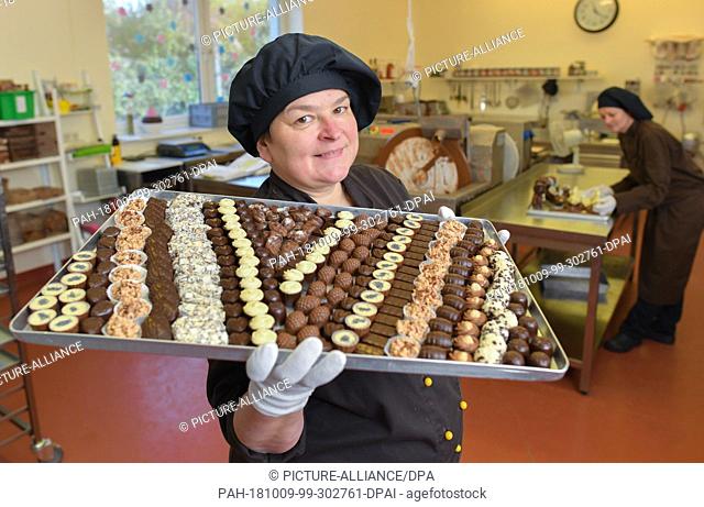 09 October 2018, Brandenburg, Hammelspring: Sylke Wienold, head of Chocolaterie Hammelspring, shows handmade chocolates. About 80 kilometres north of Berlin