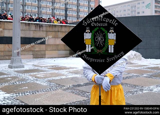 02 December 2023, Saxony, Chemnitz: A participant in a mountain parade from the Hüttenkapelle Oederan waits for his performance