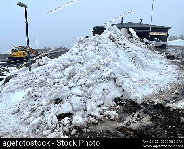 21 December 2023, Saxony-Anhalt, Schierke: Brocken station with mountains of snow Harzer Schmalspurbahnen GmbH has temporarily suspended operations to the...