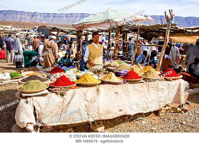 Men wearing Djellabas, traditional robes, with herbs and spices on the market or souq, Tinezouline, Draa valley, Morocco, Africa