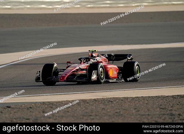 10 March 2022, Bahrain, Sakhir: Formula 1, testing ahead of the 2022 season, Day 1, Bahrain International Circuit: Carlos Sainz from Spain of Team Ferrari is on...