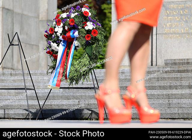 09 May 2023, Berlin: Highheels are seen at a memorial event at the Soviet Memorial in Tiergarten. Fallen soldiers of World War 2 are commemorated at various...