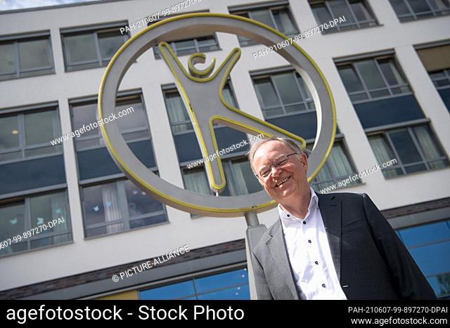 07 June 2021, Lower Saxony, Leer: Stephan Weil (SPD), Minister President of Lower Saxony, stands in front of Leer Hospital