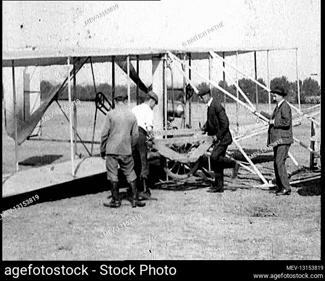 Men Working To Raise An Early Wright Brothers Plane Onto A Set Of Front Wheels For A Test Flight At Kitty Hawk, United States Of America - Kitty Hawk