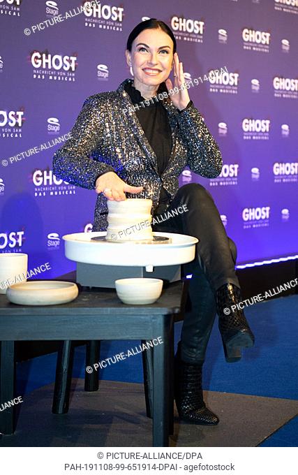 07 November 2019, Baden-Wuerttemberg, Stuttgart: DJane Alegra Cole comes to the premiere of the musical ""Ghost"" and sits at the pottery table