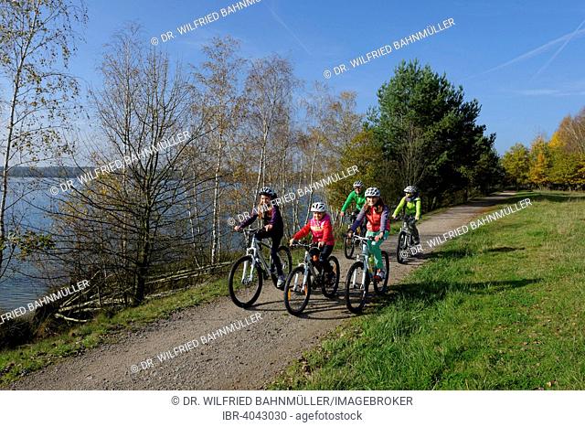 Family on bicycle tour at Murner See lake, Upper Palatinate Lakeland, near Wackersdorf, Upper Palatinate, Bavaria, Germany