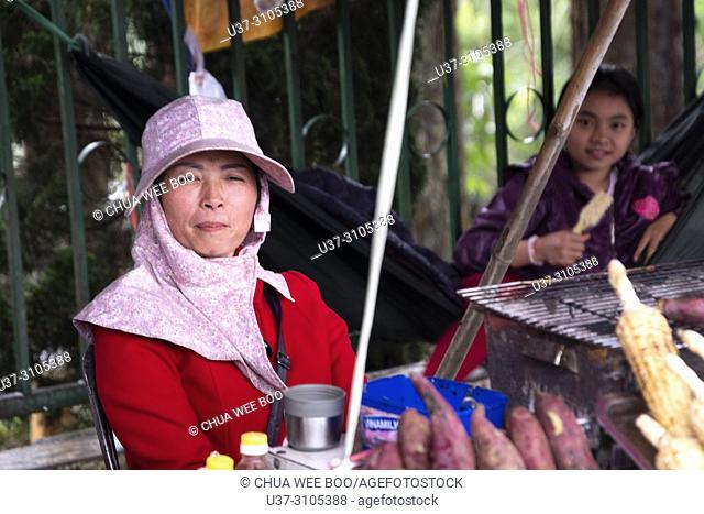 Street vendors at Tuyen Lam pagoda, central highlands, Dalat, Vietnam, Southeast Asia