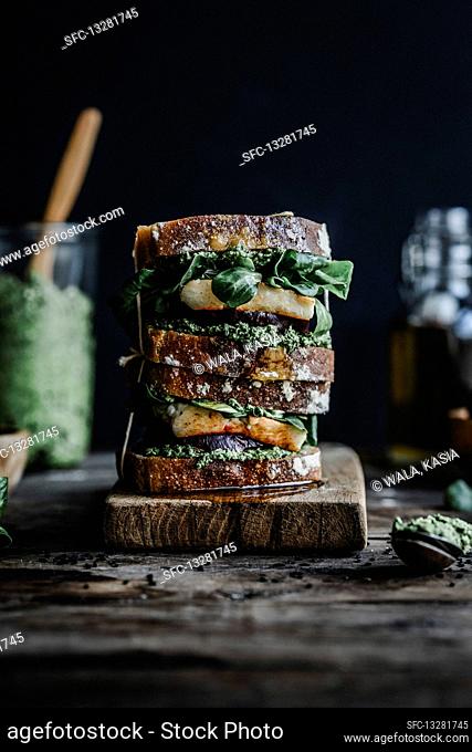Sandwich with pesto, roasted beetroot, lamb's lettuce and grilled halloumi