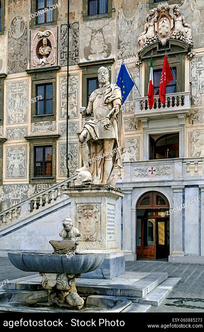The statue of Cosimo I de Medici stands in the middle of Knights' Square of Pisa, just in front of Palazzo della Carovana