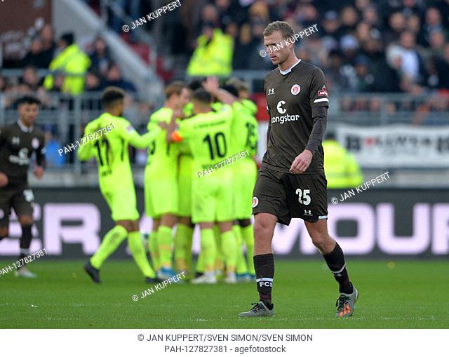 Henk VEERMAN (PAULI), frustrated, frustrated, disappointment, disappointed, dejected, defeat, football 2nd Bundesliga, 17th matchday, matchday17, FC St