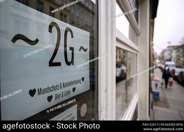 11 January 2022, Saxony, Dresden: A sign on the door of a bar in Dresden's Neustadt district points out the 2G rule. Photo: Robert Michael/dpa-Zentralbild/dpa