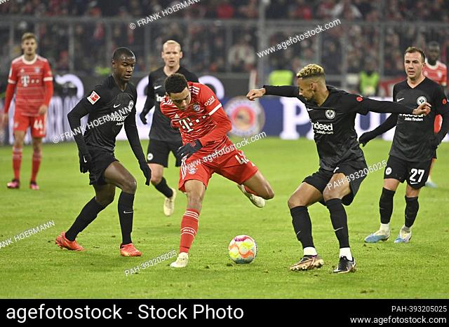 Jamal MUSIALA (FC Bayern Munich), action, duels versus Evan N`DICKA (NDICKA) (Eintracht Frankfurt) and Djibril SOW (Eintracht Frankfurt)
