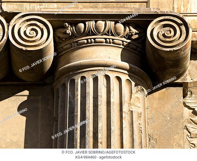 Columna con capitel de estilo jónico en la fachada del Palacio Real de Carlos V en la Alhambra de Granada, obra de Pedro Machuca