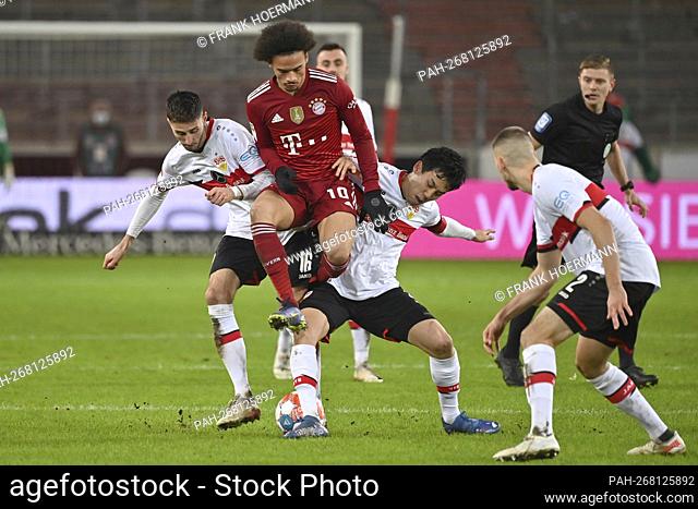 Leroy SANE (FC Bayern Munich), action, duels versus Atakan KARAZOR (VFB Stuttgart) and Wataru ENDO (VFB Stuttgart). Soccer 1st Bundesliga season 2021/2022