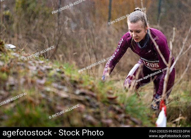 25 March 2023, Thuringia, Steinach: A participant of the obstacle race ""Braveheartbattle"" overcomes an obstacle. Over 20 or 10 kilometers