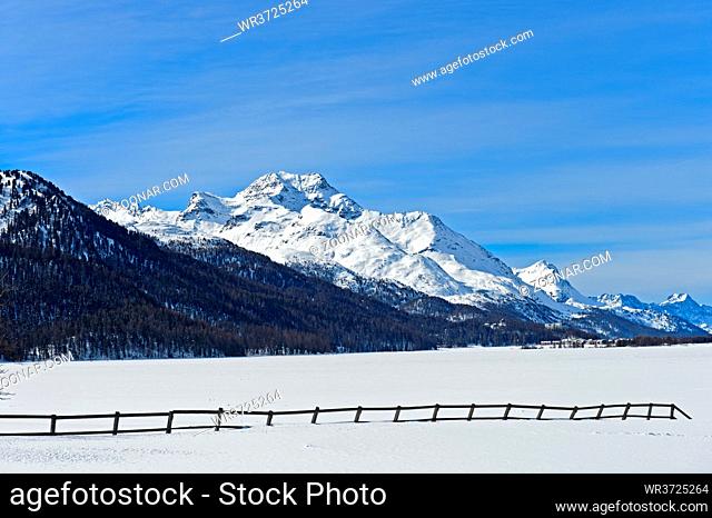 Gipfel Piz de la Margna über dem zugefrorenen Silvaplanersee, Silvaplana, Engadin, Graubünden, Schweiz / Peak Gipfel Piz de la Margna rising above the frozen...
