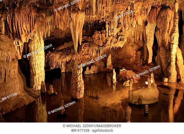 Meramec Caverns with limestone structures such as stalagmites and stalactites on the Meramec River, Missouri, USA