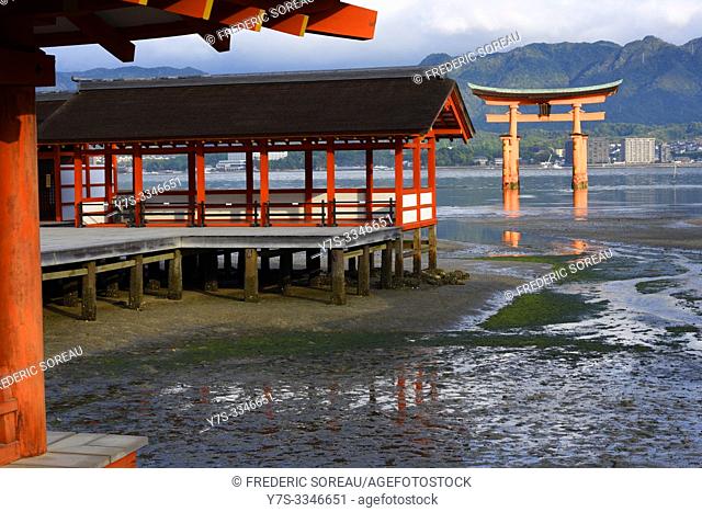 Floating Tori Gate at Itsukushima shrine in Miyajima island, Hiiroshima prefecture, Japan, Asia