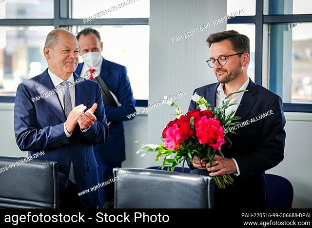 16 May 2022, Berlin: Chancellor Olaf Scholz (l, SPD) applauds Thomas Kutschaty, SPD's top candidate in the state election in North Rhine-Westphalia