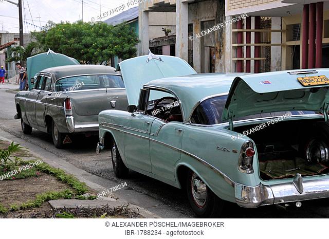 Vintage cars, old town, Ciego de Avila, Cuba, Caribbean, Central America
