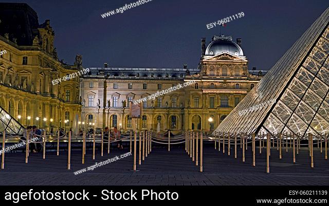 Le Louvre, musee, Napoleon Courtyard, Ming Pei , pyramid, night photo , illumination, lanterns, la Tricolore, french flag, people