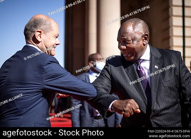 24 May 2022, South Africa, Pretoria: German Chancellor Olaf Scholz (SPD), says goodbye to Matamela Cyril Ramaphosa, President of South Africa after the press...