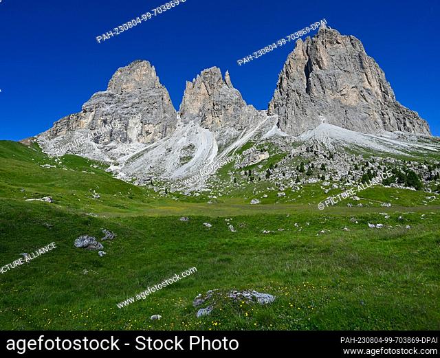 20 July 2023, Italy, Wolkenstein: The mountain peaks of the Dolomites in South Tyrol Forcella del Sassolungo with Sassolungo, Sassopiatto and Grohmannspitze