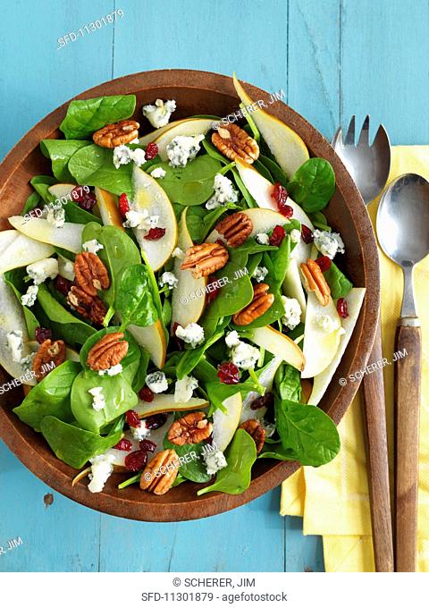 Spinach salad with pears and pecan nuts
