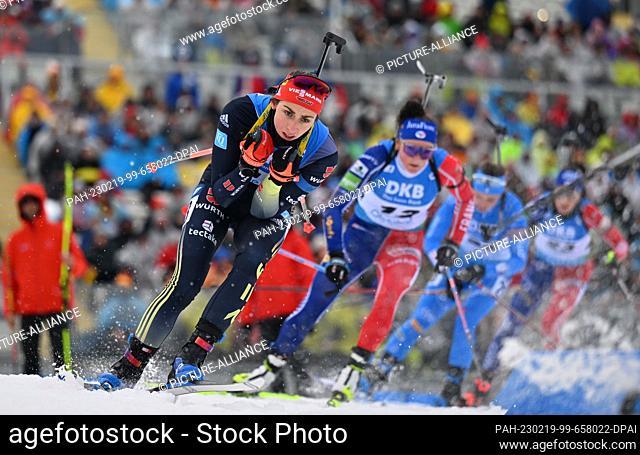 19 February 2023, Thuringia, Oberhof: Biathlon: World Championship, mass start 12.5 km, women. Vanessa Voigt (l) from Germany on the track