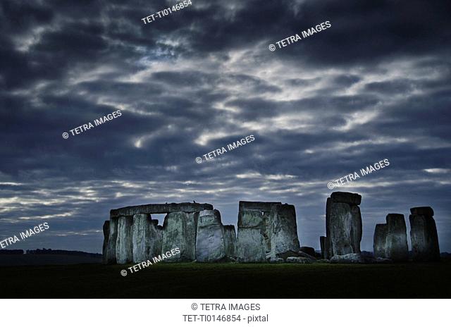 UK, Stonehenge, Scenic view at dawn