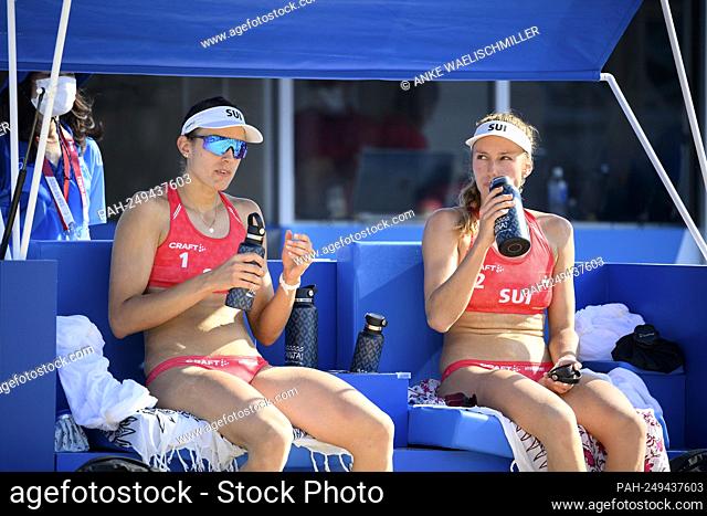 Tanja HUBERLI (Hueberli, Huberli) l. with Nina BETSCHART (SUI) sitting on the bench, beach volleyball women, preliminary round, Tanja HUBERLI (Hueberli