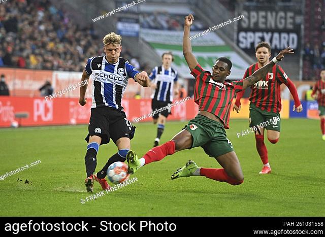 Robin HACK (BI), action, duels versus Reece OXFORD (FC Augsburg), Graetsche. Soccer 1st Bundesliga season 2021/2022, 8th matchday, matchday08