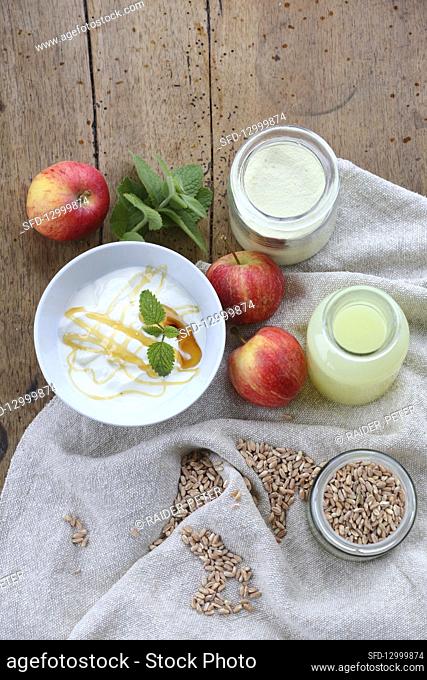 Whey with grains, yoghurt, honey and apples