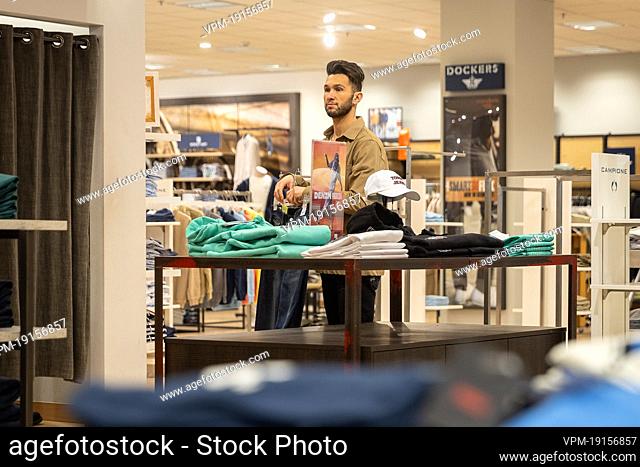 Illustration shows customers not wearing a mask in a department store in Brussels as Belgian enter the yellow code for the first time since the application of...