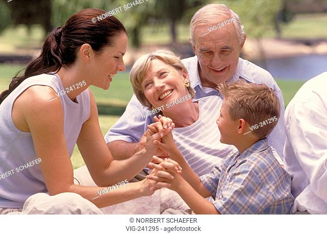 portrait, a summerday in the park, group picture, 3 generations, grandparents, parents and blond boy, 6 years  - GERMANY, 05/04/2004