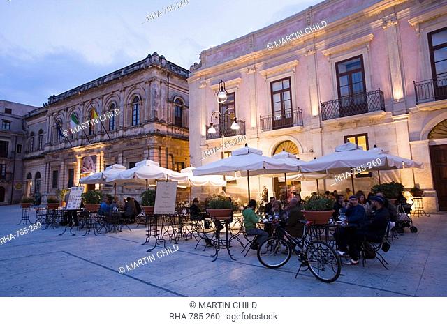 Cafe in the evening, Piazza Duomo, Ortygia, Syracuse, Sicily, Italy, Europe