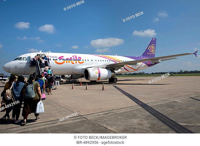 Thai Smile Airbus A320-232, boarding passengers, Chiang Rai International Airport, Thailand