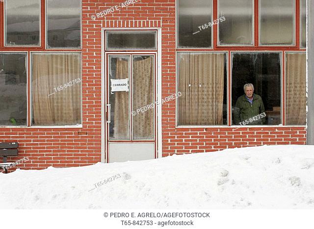 A man behind a glass seen snow fall in Piedrafita do Cebreiro Lugo date: 06-02-2009 photo: © Peter Agrelo