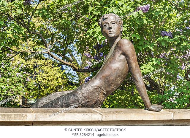 A bronze figure created by the Hungarian artist Matyas Varga in 1999 shows Erich Kaestner as a little boy on the wall of Villa Augustin