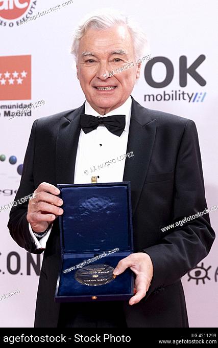 Eduardo Campoy posa con la Medalla de Oro Egeda en la sala de prensa de los Premios José María Forque 2023 en el Palacio Municipal de Congresos de Madrid el 16...