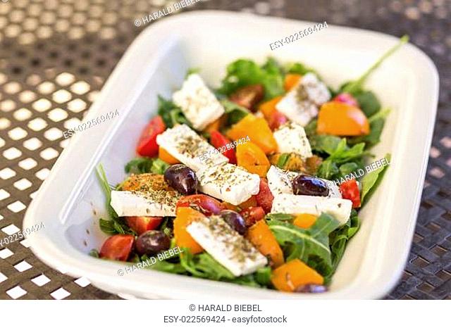 Griechischer Salat in kleiner Schüssel