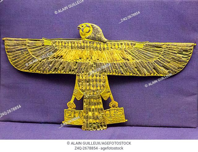 Egypt, Cairo, Egyptian Museum, jewellery found in the royal necropolis of Tanis : Pendant, or amulet, of king Amenemope, in the shape of a hawk holding Chen...