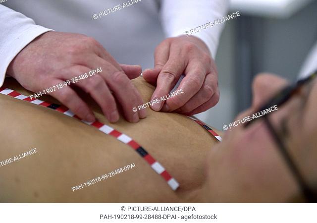 04 October 2018, North Rhine-Westphalia, Duisburg: Filiz Demir (l), blind medical tactile examiner (MTU) at Discovering Hands examines the breast of a patient