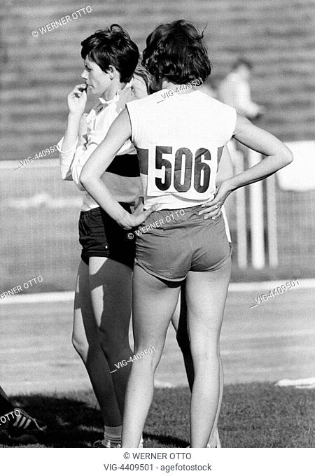 Sixties, black and white photo, sports, athletics, contests 1966 in Gladbeck in preparation for the European Championships in Budapest, track racing, women