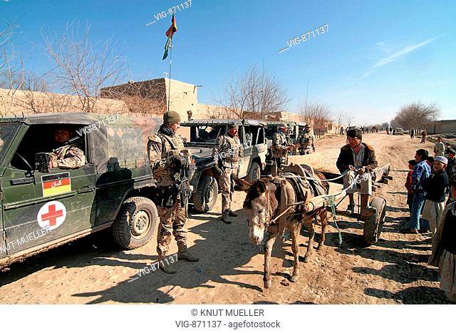 AFG, Afghanistan, Kunduz, Soldaten eines Bundswehr-ISAF-Cimic-teams des PRT Kunduz auf Patrouille im Gebiet Imam Saheb im Norden der Provinz Kunduz /...