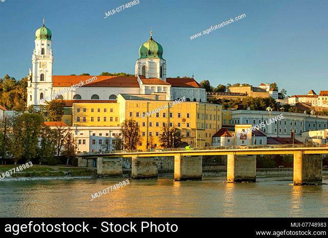 View about the Inn to the cathedral Saint Stephan and Veste Upper House, Passau, Lower Bavaria, Bavarians, Germany