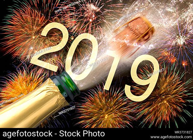 Champagnerflasche mit poppendem Korken vor Brillantfeuerwerk zu Neujahr 2019