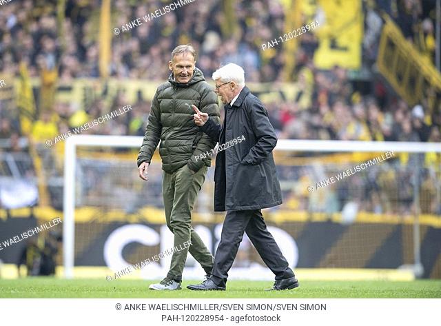 Hans-Joachim WATZKE l. (Chairman of the Management DO) walks with Dr. Ing. Reinhard RAUBALL (League President, President DO) after the match over the field