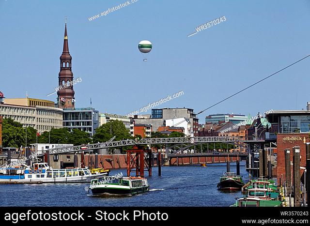 Der Zollkanal in Hamburg mit der Katharinenkirche