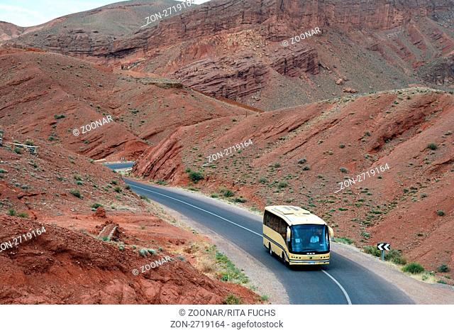 Reisebus in der Dades Schlucht, Marokko, Nordafrika